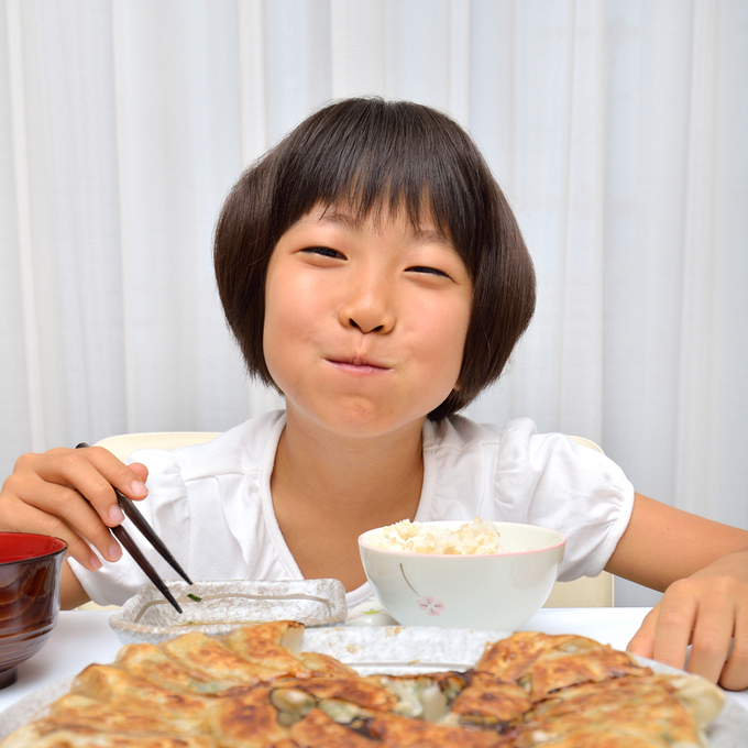 餃子をおいしそうに食べる様子