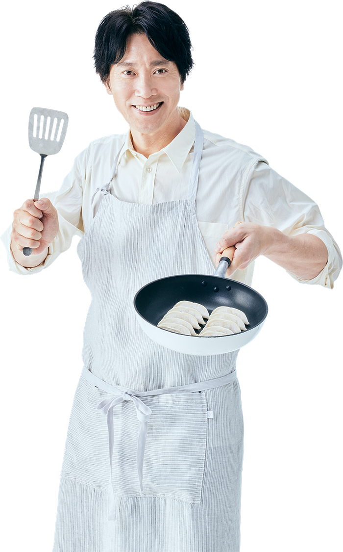 フライパンで生餃子を焼く様子